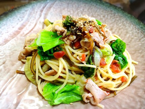 梅と塩昆布で味付け簡単！ 白菜と豚肉のパスタ